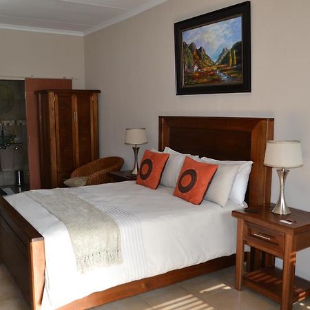 Safari Gardens Guesthouse Rustenburg Exteriör bild