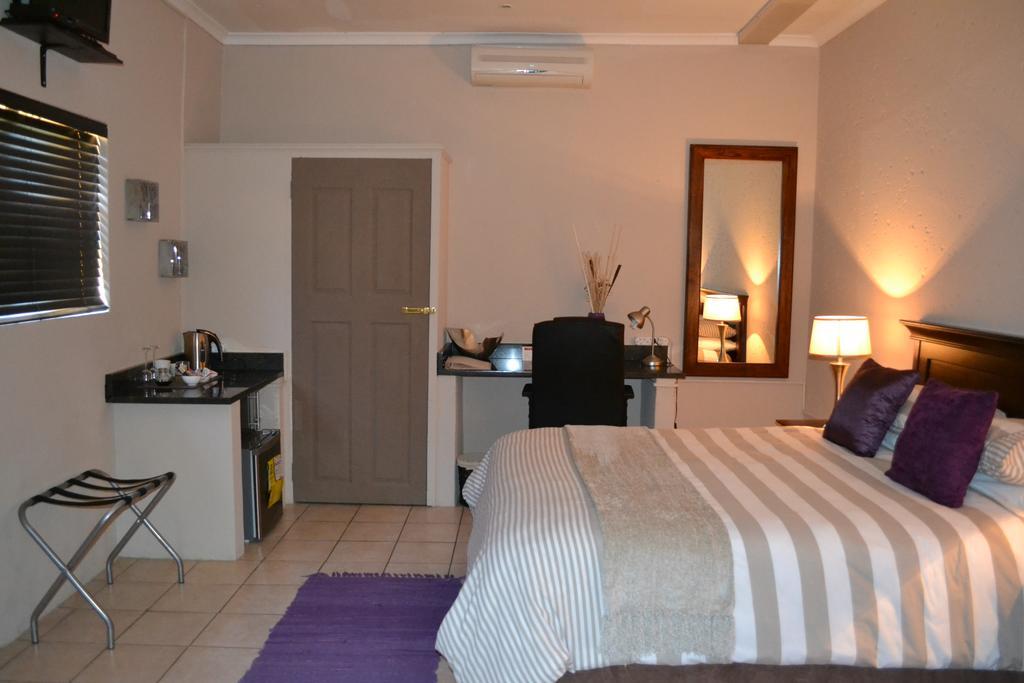 Safari Gardens Guesthouse Rustenburg Exteriör bild