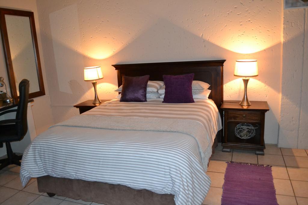 Safari Gardens Guesthouse Rustenburg Exteriör bild
